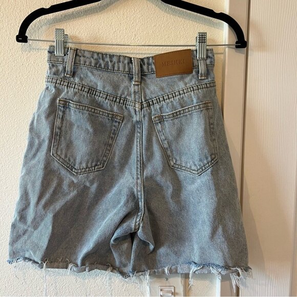 Meshki Light Denim Raw Hem Bermuda Boyfriend Shorts Size XS/S (AU 7) - Picture 5 of 6